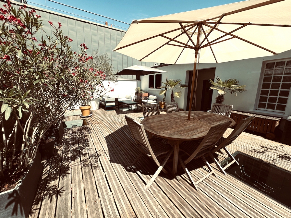 Maison-loft avec terrasse et garage.