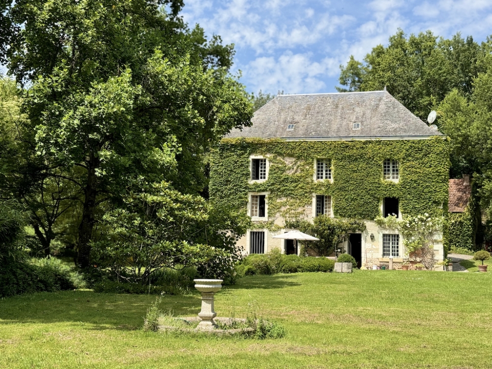 Charmante propriété ancienne avec dépendances sur magnifique parc de 1,3 ha